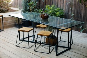 mobilier extérieur en métal thermolaqué noir sur terrasse panoramique