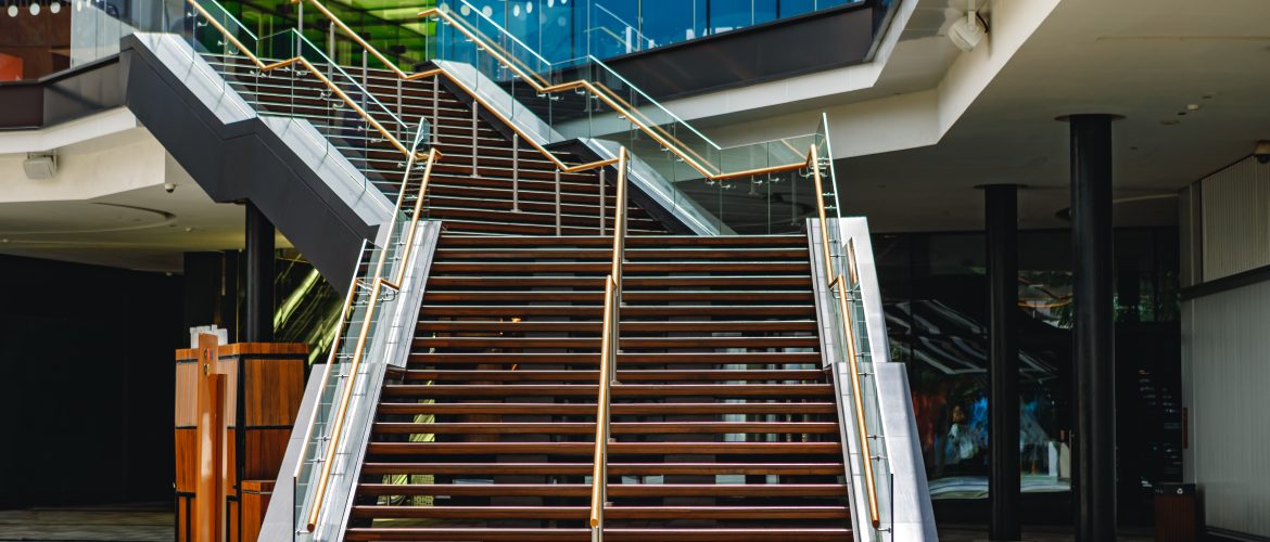 escalier métallique public sur mesure avec garde-corps et rampe Oxmetal à Genève