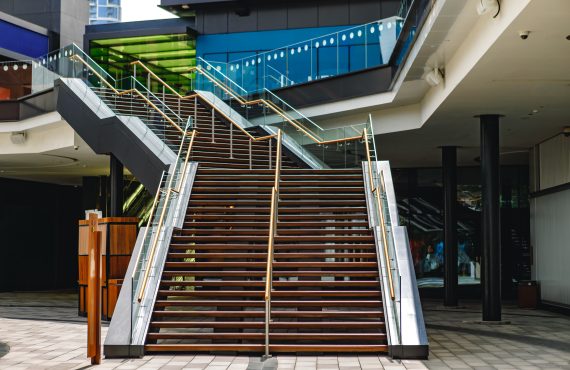 escalier métallique public sur mesure avec garde-corps et rampe Oxmetal à Genève